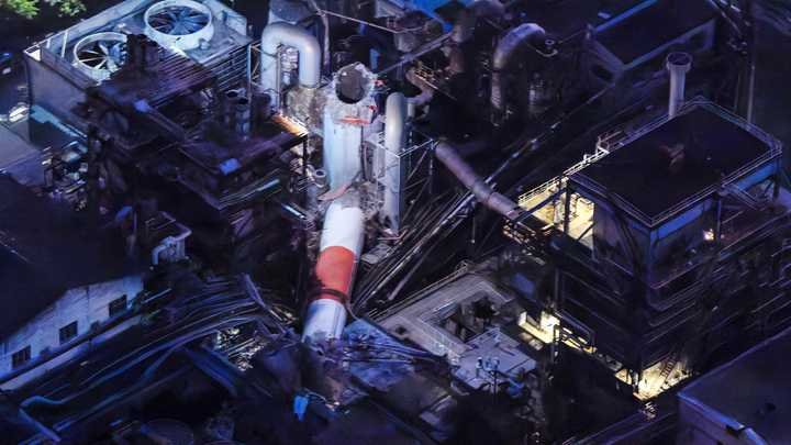 បំពង់ផ្សែងនៅរោងចក្រ Nippon Paper Industries ក្នុងទីក្រុង Yatsushiro ប្រទេសជប៉ុន បានដួលរលំអំឡុងពេលរញ្ជួយដីកាលពីថ្ងៃទី 28 ខែកក្កដា ឆ្នាំ 2026។ (MICHIHIRO KAWAMURA / YOMIURI / AFP)