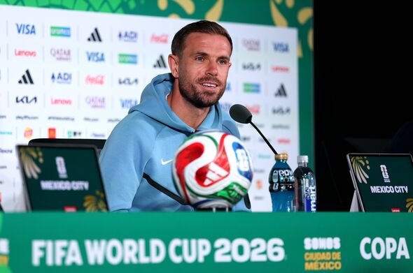 Jordan Henderson របស់អង់គ្លេសក្នុងសន្និសីទកាសែត Jordan Henderson របស់អង់គ្លេសក្នុងសន្និសីទកាសែត