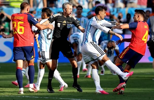 Leandro Paredes របស់អាហ្សង់ទីន និងកីឡាករអេស្បាញ Eric Garcia ប៉ះគ្នានៅវគ្គផ្តាច់ព្រ័ត្រនៃ FIFA World Cup 2026 Leandro Paredes របស់អាហ្សង់ទីន និងកីឡាករអេស្បាញ Eric Garcia ប៉ះគ្នានៅវគ្គផ្តាច់ព្រ័ត្រនៃ FIFA World Cup 2026