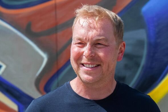 លោក Chris Hoy និយាយទៅកាន់សមាគមសារព័ត៌មាននៅឯកន្លែង SWG3 ក្នុងទីក្រុង Glasgow ។ លោក Chris Hoy និយាយទៅកាន់សមាគមសារព័ត៌មាននៅឯកន្លែង SWG3 ក្នុងទីក្រុង Glasgow ។