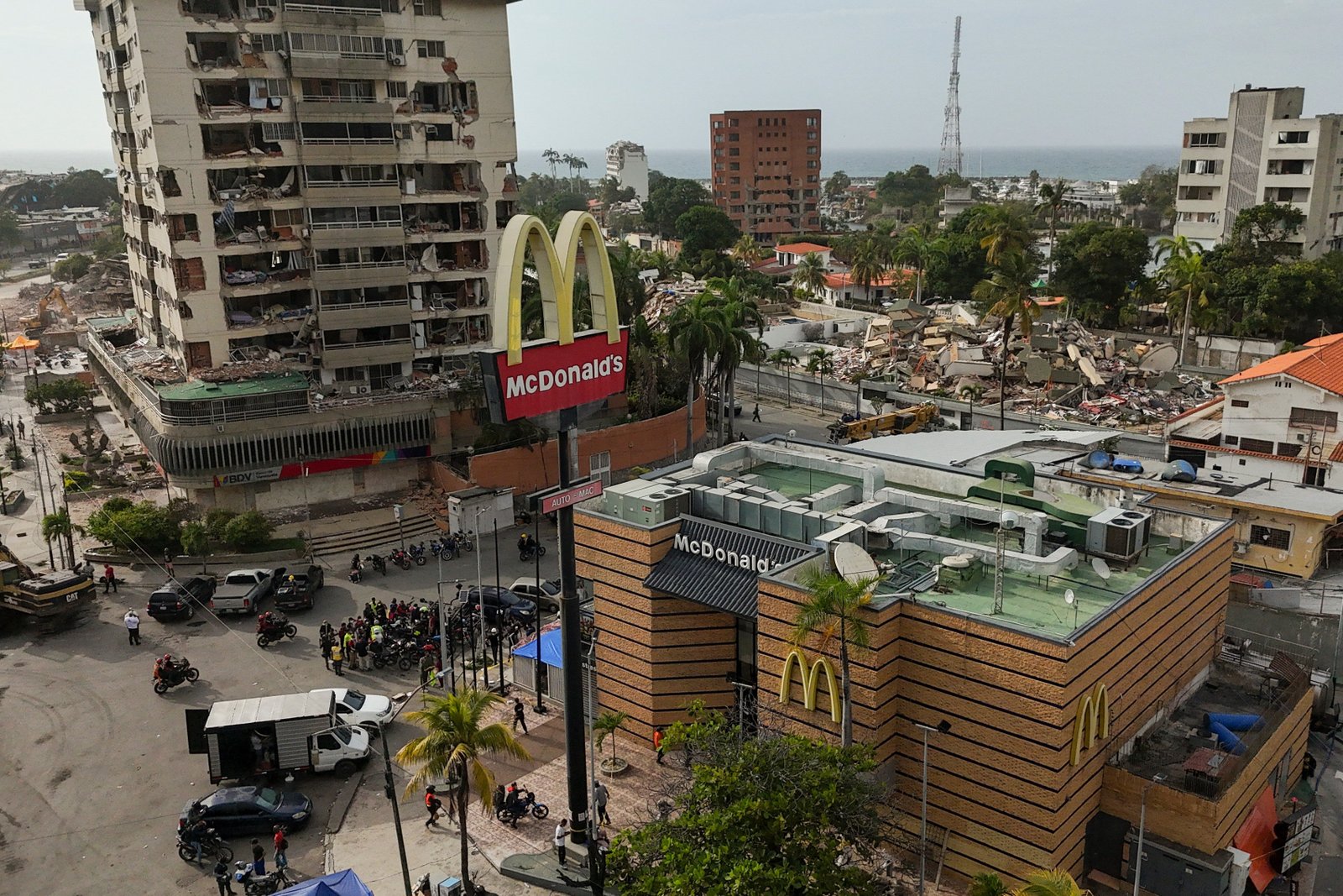 ភោជនីយដ្ឋាន McDonald's កំពុងត្រូវបានប្រើជាមណ្ឌលសុខភាពបណ្ដោះអាសន្ន និងមជ្ឈមណ្ឌលបង្រួបបង្រួមសត្វចិញ្ចឹម បន្ទាប់ពីការរញ្ជួយដីនៅ La Guaira។