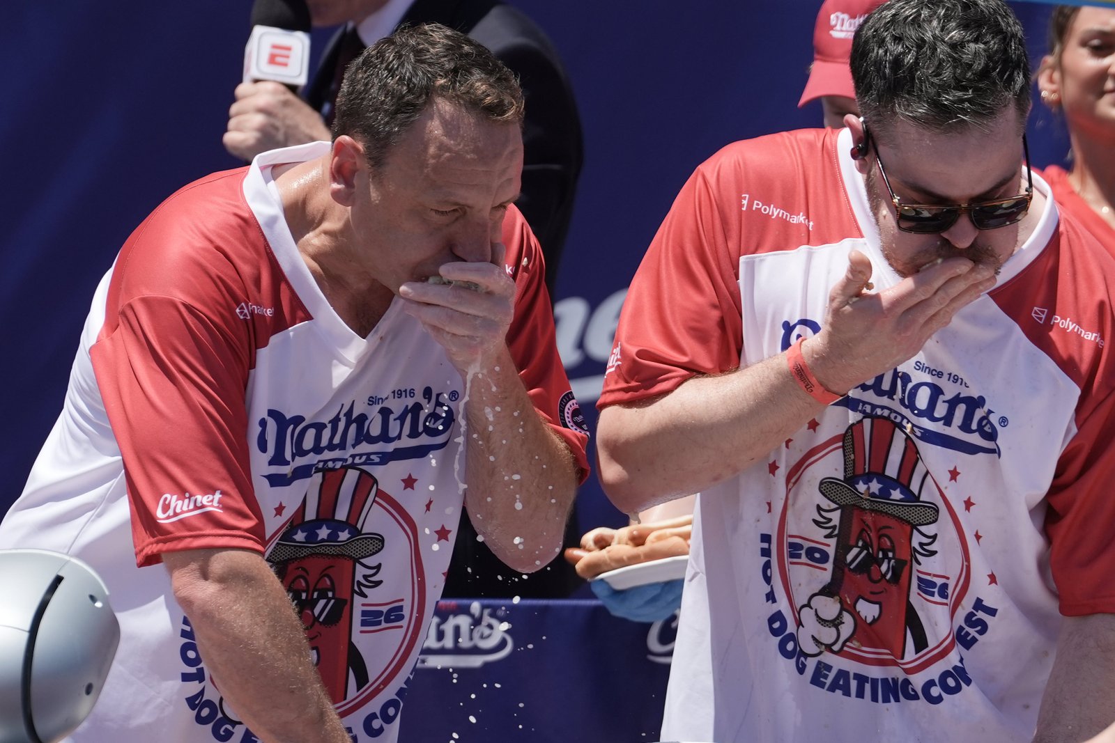 Joey Chestnut បានឈ្នះពានរង្វាន់លើកទី 18 របស់គាត់នៅក្នុងកម្មវិធី Nathan's Hot Dog Eating Contest នៅថ្ងៃទី 4 ខែកក្កដា។