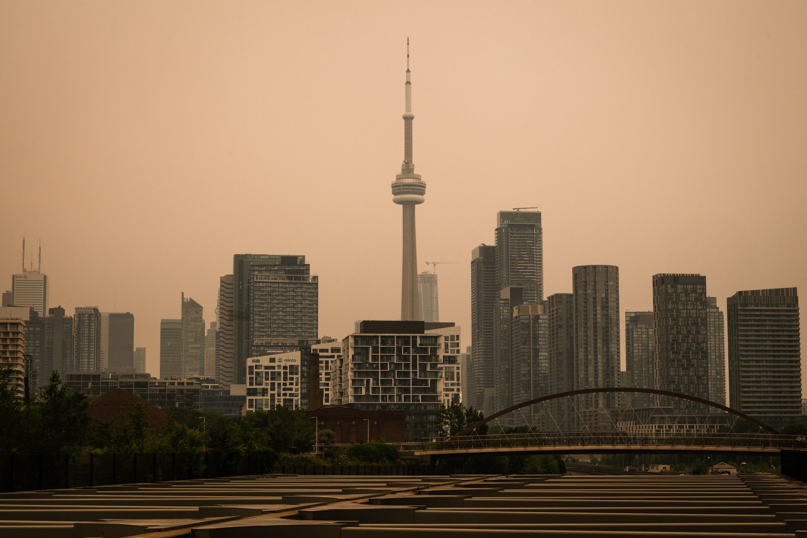 មេឃក្នុងទីក្រុង Toronto បានប្រែពណ៌លឿង ខណៈផ្សែងចេញពីភ្លើងឆេះព្រៃជាង 100 ចូលក្នុងទីក្រុង