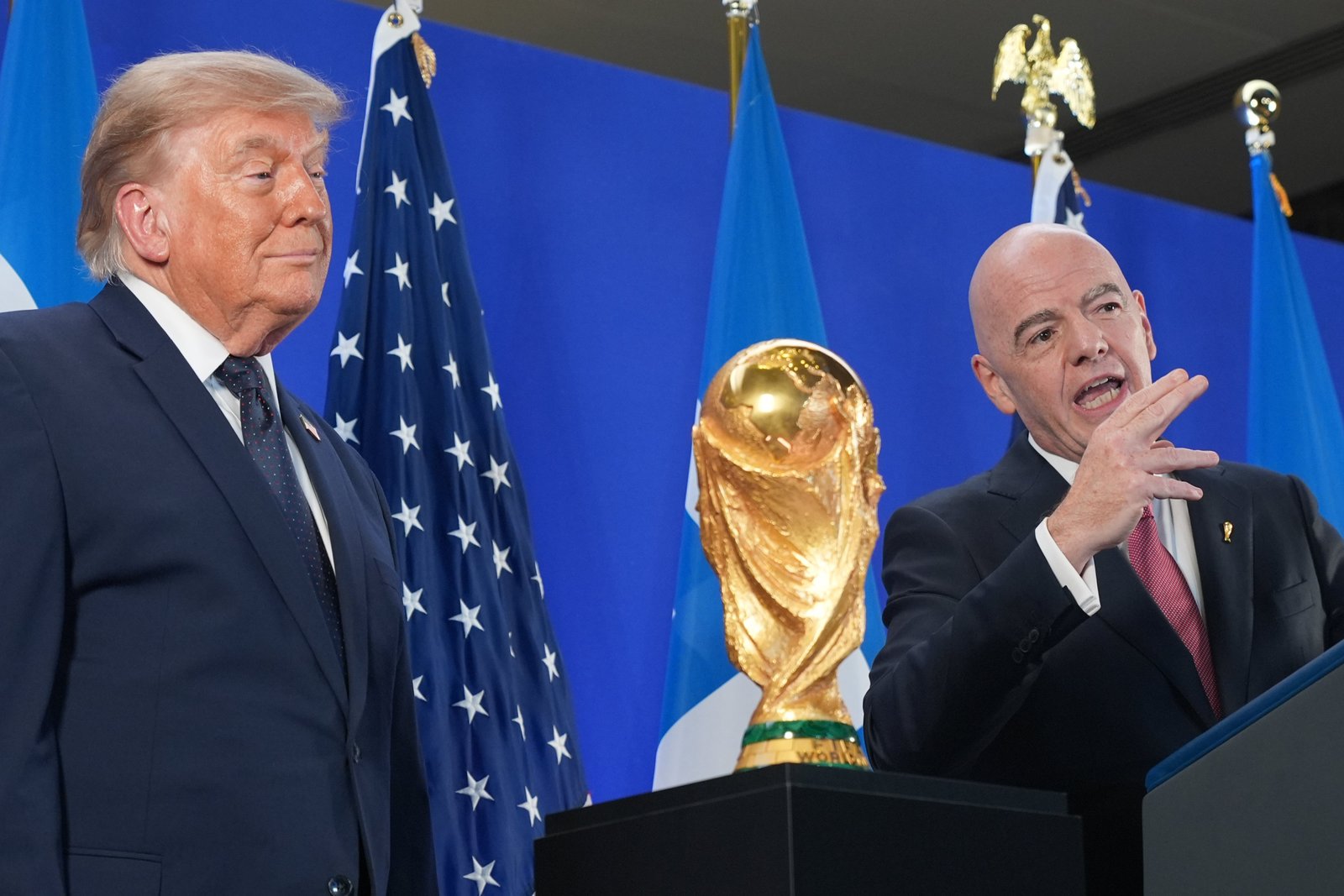 លោក Trump បានបង្កឱ្យមានភាពចម្រូងចម្រាសនៅពេលគាត់និយាយតាមទូរស័ព្ទជាមួយប្រធាន FIFA លោក Gianni Infantino កាលពីដើមខែនេះ ហើយបានស្នើសុំឱ្យមានការពិនិត្យឡើងវិញលើការហៅទៅកាន់អាជ្ញាកណ្តាលដ៏ចម្រូងចម្រាសនៅក្នុងការប្រកួតរបស់ Team USA ទល់នឹង Bosnia និង Herzegovina ។