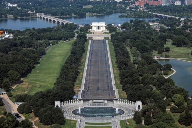 APTOPIX_Lincoln_Memorial_Reflecting_Pool_11_56.jpg