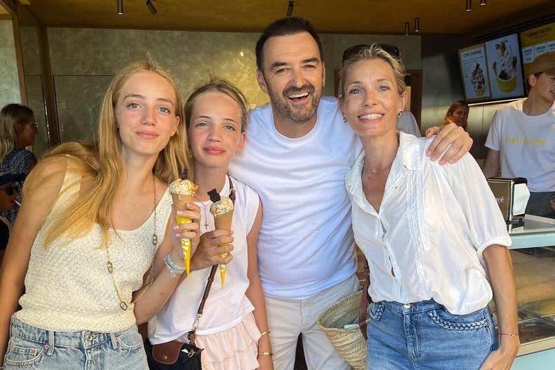 Théa, Romy និង Delphine ថតជាមួយ Cyril Lignac ។ 