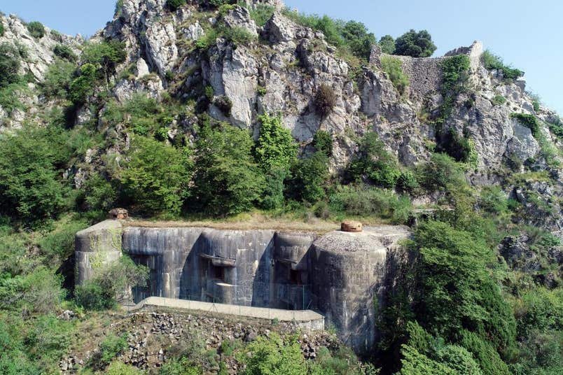 Fort Maginot de Sainte-Agnès គឺជាទីក្រុងក្រោមដីដែលជីកនៅខាងក្រោមភូមិក្នុងជម្រៅនៃថ្ម និងមានរាងជានាវាមុជទឹក។