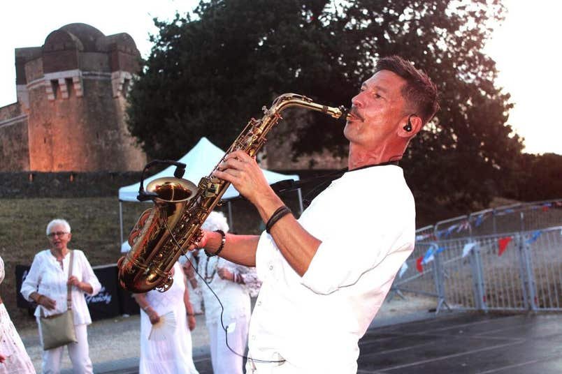 អ្នក saxophonist បានទទួលចំណងជើងជាភាសាបារាំង។ 