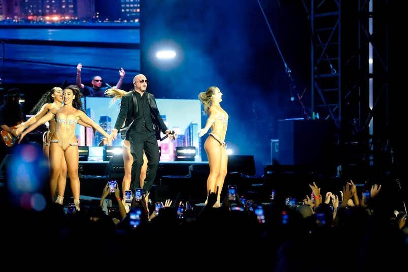 តារាចម្រៀង Pitbull នៅលើឆាកនៅ Allianz Riviera ក្នុងទីក្រុង Nice កាលពីថ្ងៃទី 12 ខែកក្កដា។