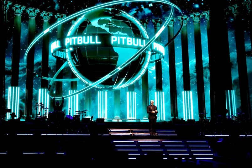 តារាចម្រៀង Pitbull នៅលើឆាកនៅ Allianz Riviera ក្នុងទីក្រុង Nice កាលពីថ្ងៃទី 12 ខែកក្កដា។