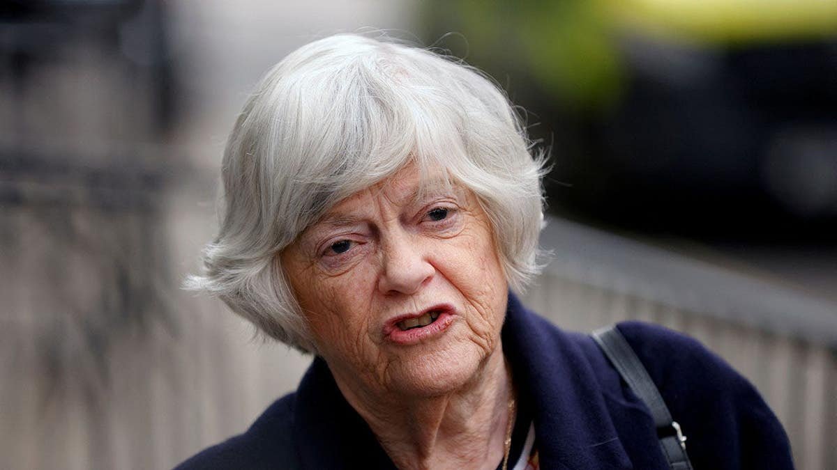 Ann Widdecombe អានសេចក្តីថ្លែងការណ៍មួយនៅឯ Old Bailey ក្នុងទីក្រុងឡុងដ៍។