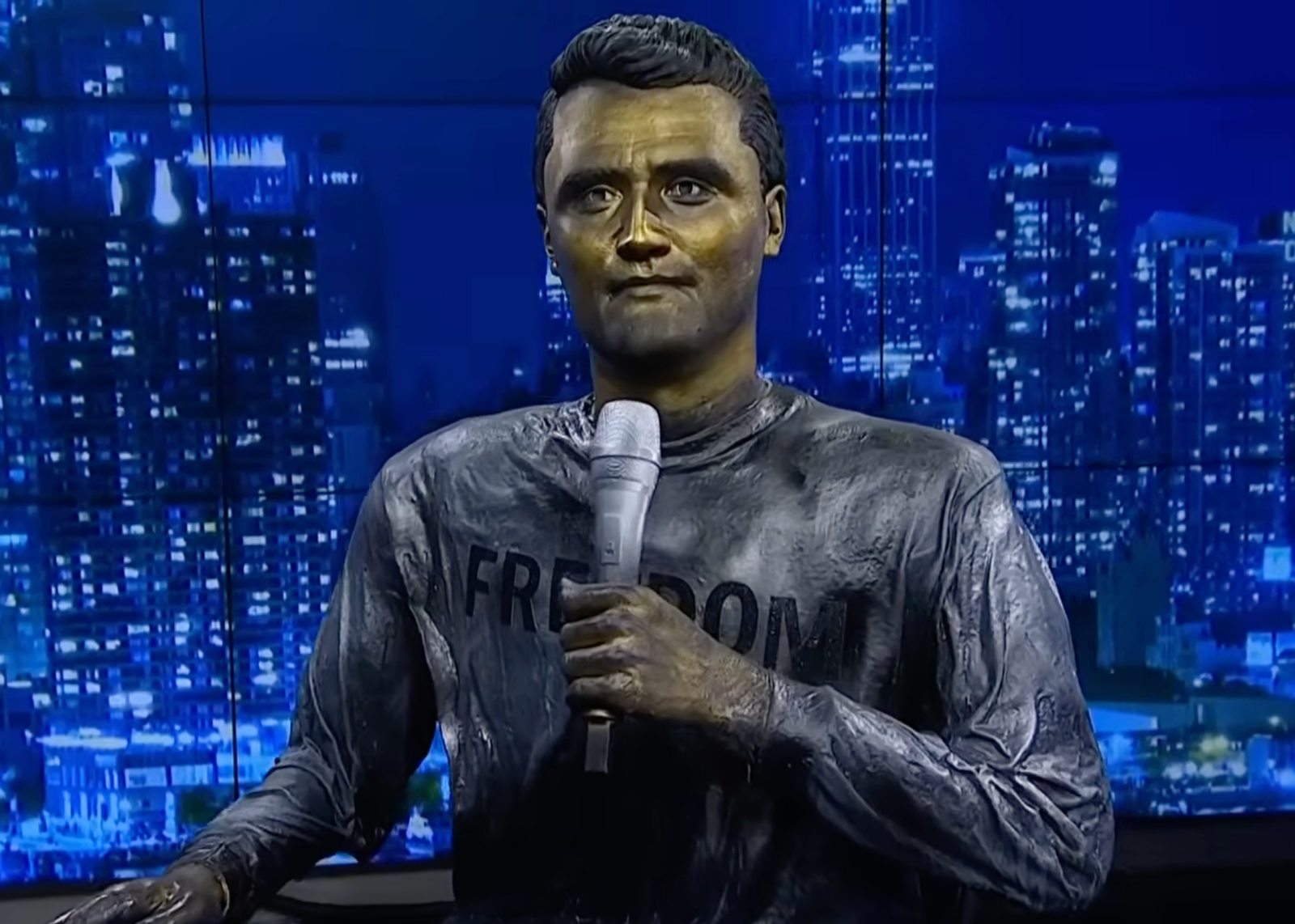 រូបចម្លាក់ Charlie Kirk ដែក និងជ័ររបស់ជាងចម្លាក់នៅញូវយ៉ក Sergio Furnari ត្រូវបានដាក់តាំងបង្ហាញនៅក្នុងស្ទូឌីយ៉ូ Newsmax