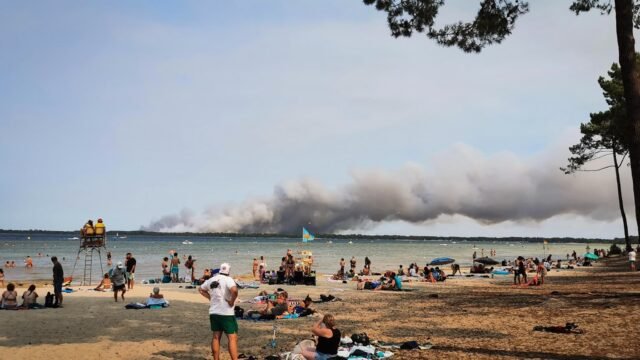 Des-baigneurs-sont-assis-sur-la-plage-de-Biscarosse-dans-le-sud-ouest-de-la-France-le-23-juillet-202.jpeg