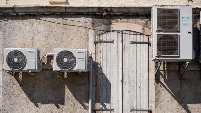Des-climatisations-installees-sur-la-facade-d-un-batiment-a-Auch-le-19-juin-2025-2309631.jpg