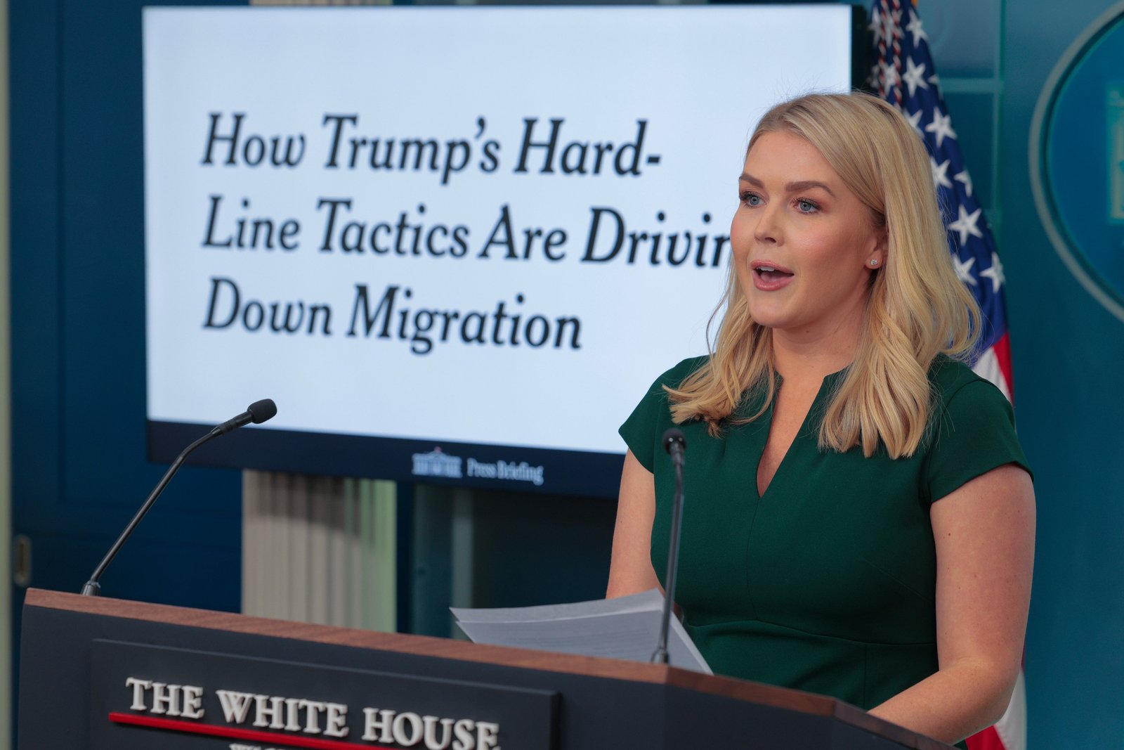 រដ្ឋបាល Trump បានបន្តការនិរទេសយ៉ាងចាស់ដៃក្នុងរយៈពេលមួយឆ្នាំចុងក្រោយនេះ រួមទាំងការអំពាវនាវឱ្យមានច្បាប់សង្រ្គាមឆ្នាំ 1798, ច្បាប់សត្រូវ Alien ។