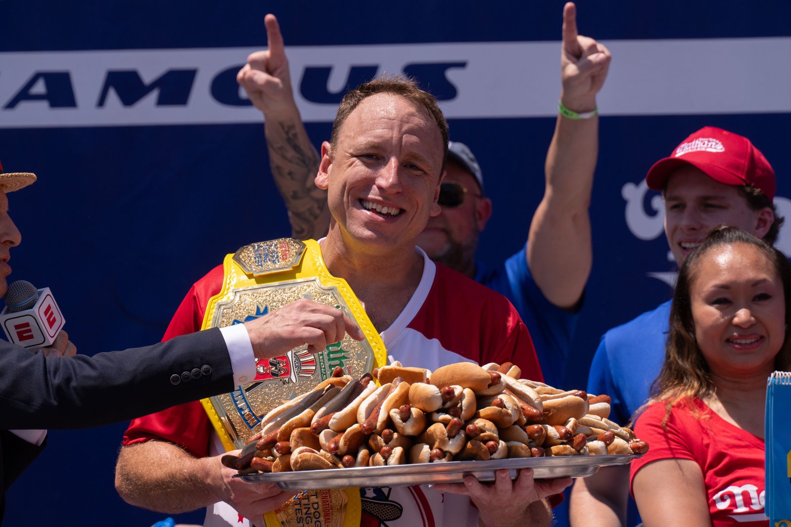 Joey Chestnut អបអរជ័យជម្នះរបស់គាត់ក្នុងការប្រកួតបុរសនៅឆ្នាំ 2025