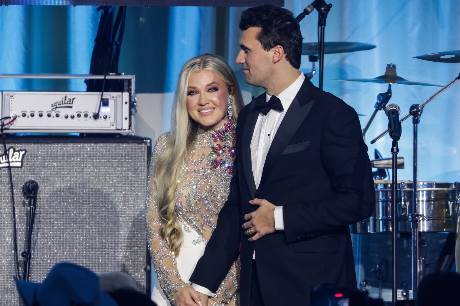 Charlie Kirk (R) និងប្រពន្ធរបស់គាត់ Erika Lane Frantzve (L) នៅលើឆាកក្នុងអំឡុងពេល Turning Point USA Inaugural-Eve Ball នៅសណ្ឋាគារ Salamander