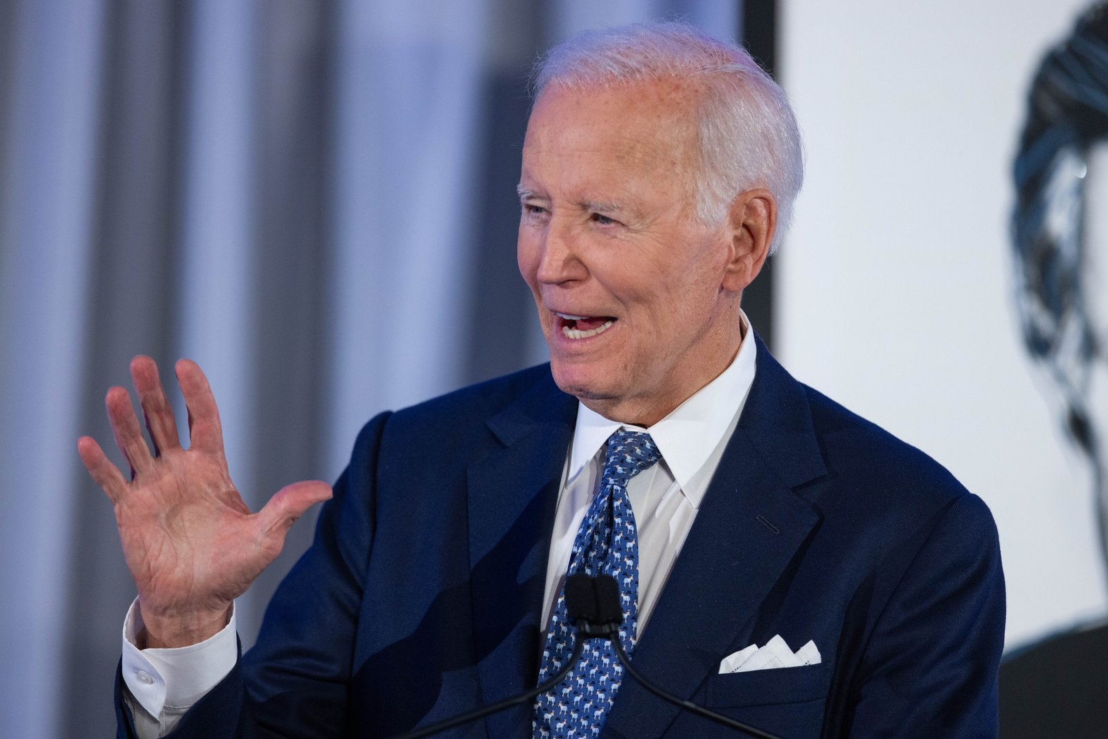 អតីត​ប្រធានាធិបតី Joe Biden បាន​ទម្លាក់​ពាក្យ​បណ្ដឹង​ជុំវិញ​ការ​សន្ទនា​ដែល​បាន​ថត​ទុក​ជា​មួយ​នឹង​អ្នក​និពន្ធ​ខ្មោច​នៃ​សៀវភៅ​អនុស្សាវរីយ៍​ឆ្នាំ ២០១៧ របស់​គាត់។