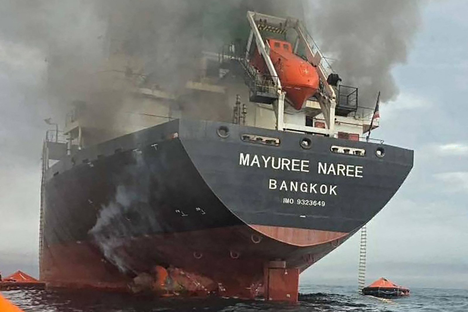 Mayuree Naree ជាក្រុមហ៊ុនដឹកជញ្ជូនសំពីងសំពោងទង់ជាតិថៃ បានរងការខូចខាតដោយគ្រាប់ផ្លោងនៅច្រកសមុទ្រ Hormuz ក្នុងខែមីនា ឆ្នាំ២០២៦។