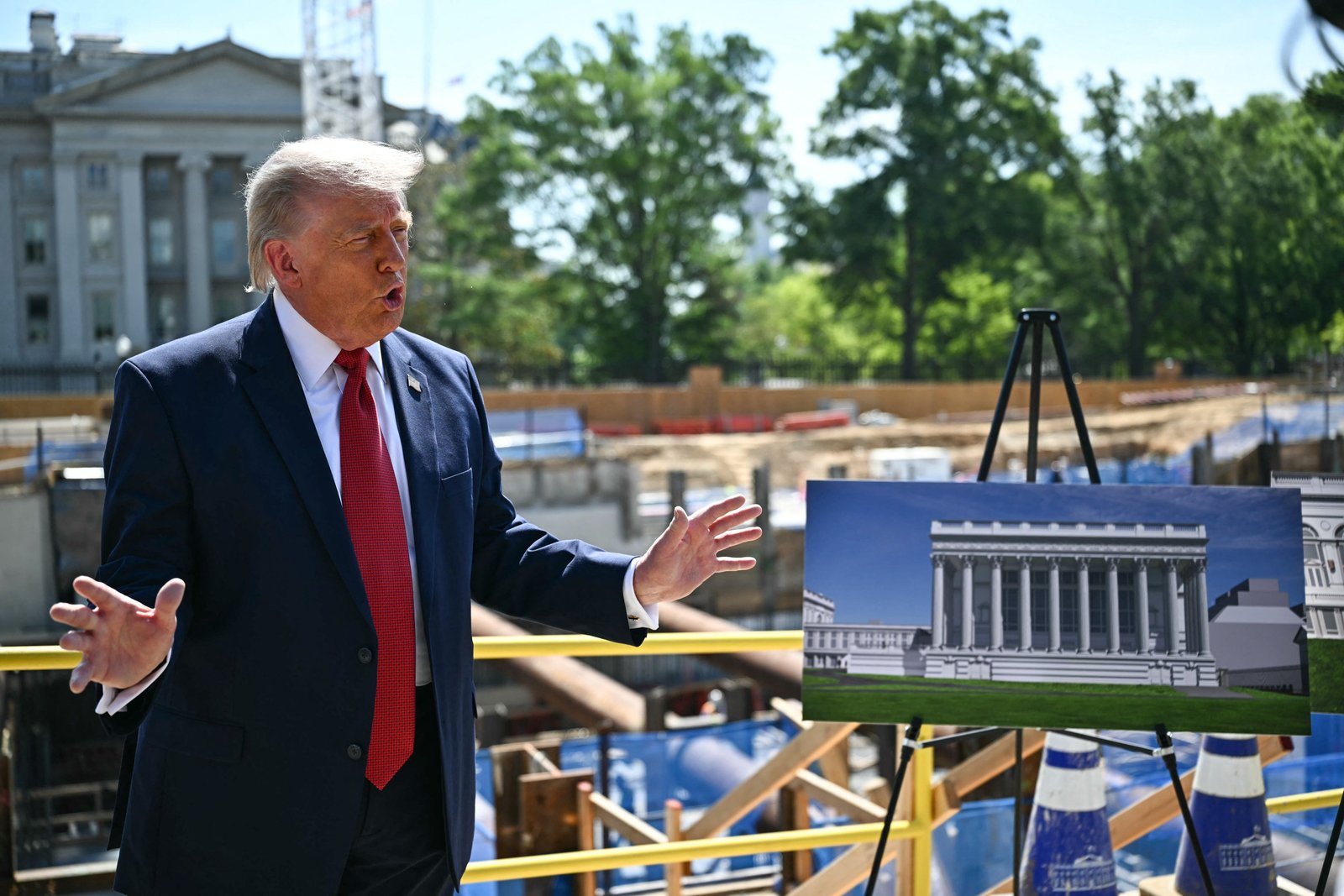 លោក​ប្រធានាធិបតី Donald Trump ពិភាក្សា​អំពី​សាល​ប្រជុំ​របស់​លោក​នៅ​ក្នុង​បរិវេណ​សេតវិមាន។ ការស្ទង់មតិថ្មីមួយពីកាសែត Washington Post និង Ipsos បានរកឃើញថា ជនជាតិអាមេរិកជាង 60 ភាគរយមិនពេញចិត្តនឹងគម្រោងផ្សេងៗរបស់លោក Trump នៅជុំវិញទីក្រុង Washington, DC ។
