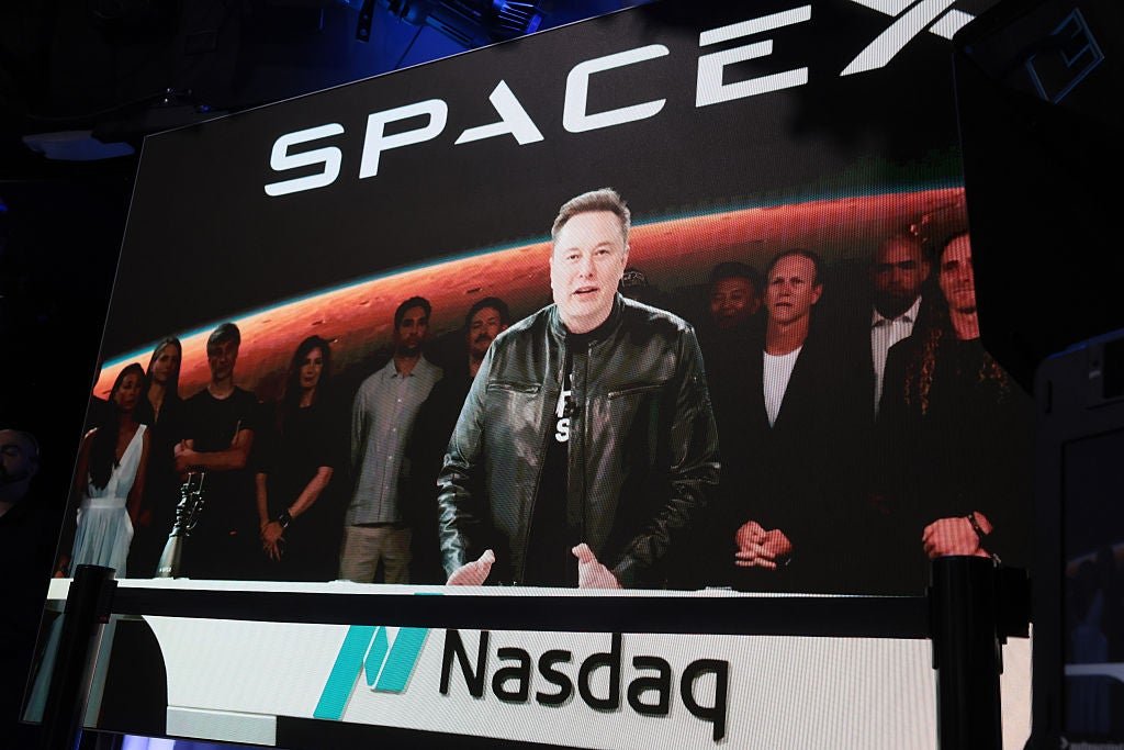 ស្ថាបនិក SpaceX លោក Elon Musk បានបន្លឺកណ្ដឹងបើករបស់ Nasdaq កាលពីខែមុន នៅពេលដែល SpaceX ចេញជាសាធារណៈ