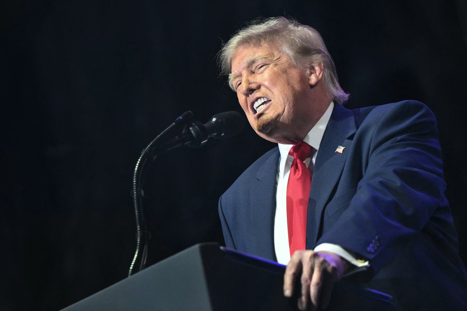 លោកប្រធានាធិបតី Trump បានរិះគន់ “កុម្មុយនិស្តដែលគ្មានព្រះ” នៅក្នុងពាក្យ 400 ពាក្យ “Truth Social” ដោយហៅពួកគេថាជា “ការគំរាមកំហែងដ៏ធំបំផុតចំពោះប្រទេសរបស់យើងចាប់តាំងពីការបង្កើតឡើងកាលពី 250 ឆ្នាំមុន!” ក្នុងខែមិថុនា