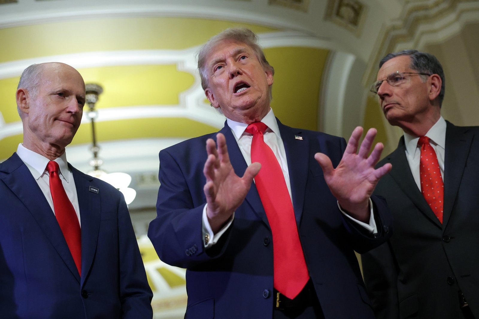 លោកប្រធានាធិបតី Trump ដែលបានទទូចម្តងហើយម្តងទៀតដោយគ្មានមូលដ្ឋានថាការបោះឆ្នោតនៅសហរដ្ឋអាមេរិកមានភាពសម្បូរបែបជាមួយនឹងការក្លែងបន្លំអ្នកបោះឆ្នោតបានជំរុញសមាជិកសភាឱ្យអនុម័តច្បាប់ SAVE America ដែលនឹងតម្រូវឱ្យមានភស្តុតាងនៃសញ្ជាតិពីអ្នកបោះឆ្នោតថ្មី។ កាលពីខែមុន លោកបានជួបជាមួយសមាជិកសភាគណបក្សសាធារណរដ្ឋនៅវិមាន Capitol Hill ហើយបានជំរុញឲ្យពួកគេអនុម័តច្បាប់នេះ។