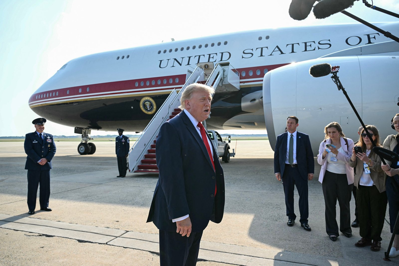 រដ្ឋបាល Trump បានចេញដីកាដល់អ្នកកាសែត New York Times ជាច្រើននាក់ បន្ទាប់ពីកាសែតនេះបានរាយការណ៍ពីការព្រួយបារម្ភអំពីសុវត្ថិភាពជុំវិញយន្តហោះ Air Force One ថ្មីរបស់ប្រធានាធិបតី។ រូបភាព៖ លោក Trump និយាយទៅកាន់អ្នកសារព័ត៌មាន មុនពេលចាប់ផ្តើមការហោះហើរលើកដំបូងរបស់គាត់នៅលើយន្តហោះដែលផ្តល់អំណោយពីកាតានៅថ្ងៃទី 1 ខែកក្កដា។