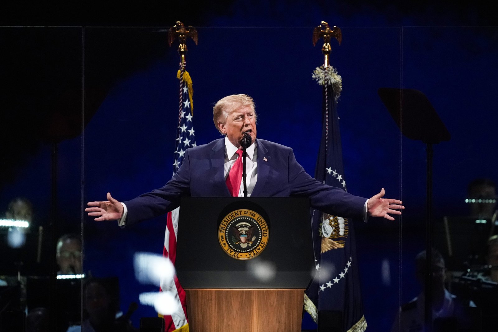 ទីបំផុតប្រធានាធិបតី Donald Trump បានឡើងឆាកនៅម៉ោង 11 យប់។ ហើយ​បាន​ថ្លែង​សុន្ទរកថា​ក្នុង​រចនាប័ទ្ម​យុទ្ធនាការ​រយៈពេល 40 នាទី ដែល​លោក​បាន​ប្រឆាំង​នឹង​កុម្មុយនិស្ត និង​បាន​ផ្សព្វផ្សាយ​ច្បាប់ SAVE America Act
