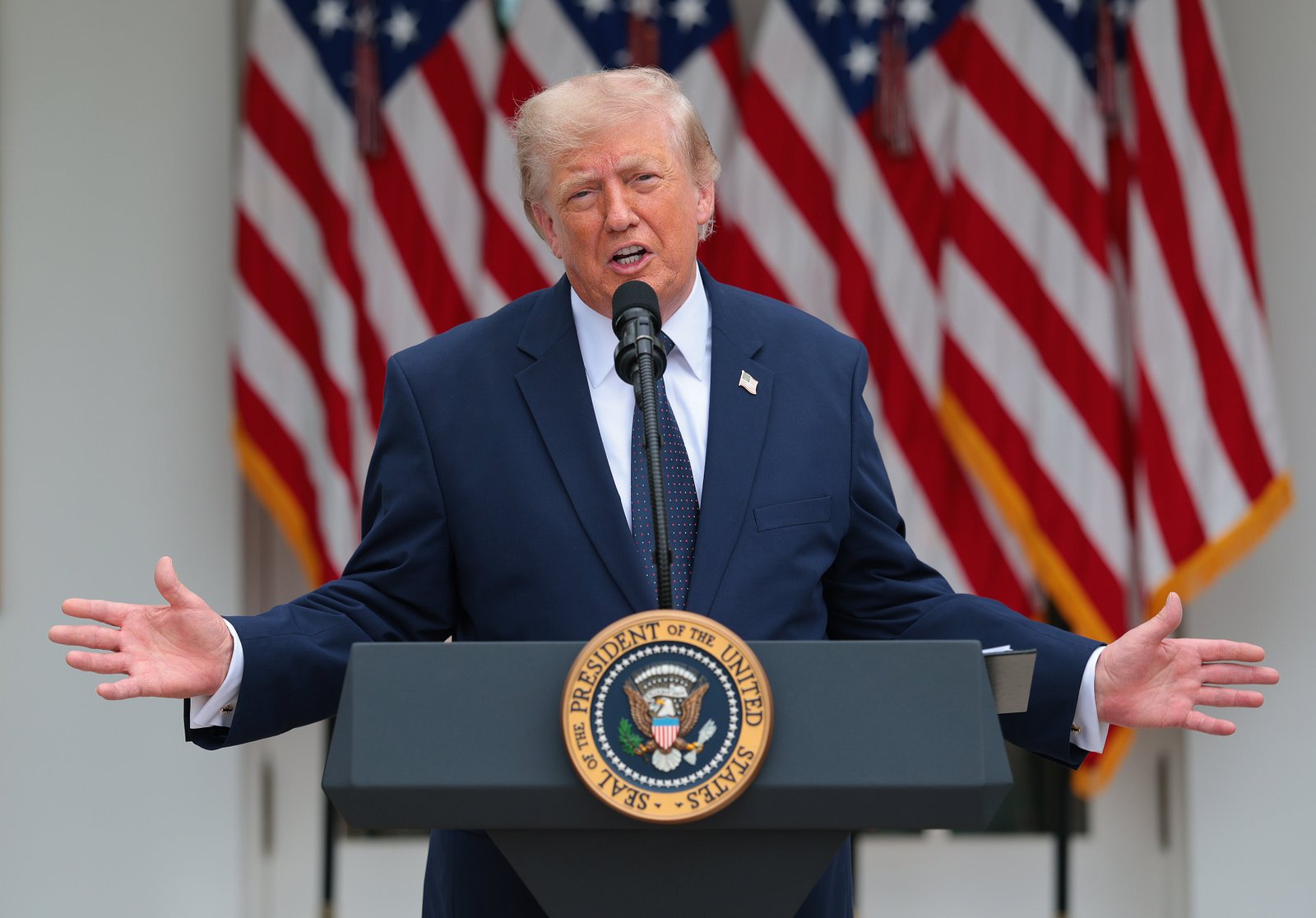 លោក Trump បាននិងកំពុងធ្វើការលើដំណោះស្រាយមួយ ដើម្បីផ្ទុកឧទ្ធម្ភាគចក្រ Marine One ថ្មី ដែលមានកម្លាំងខ្លាំងពេកក្នុងការចុះចតលើវាលស្មៅសេតវិមាន ដោយមិនបំផ្លាញស្មៅ។