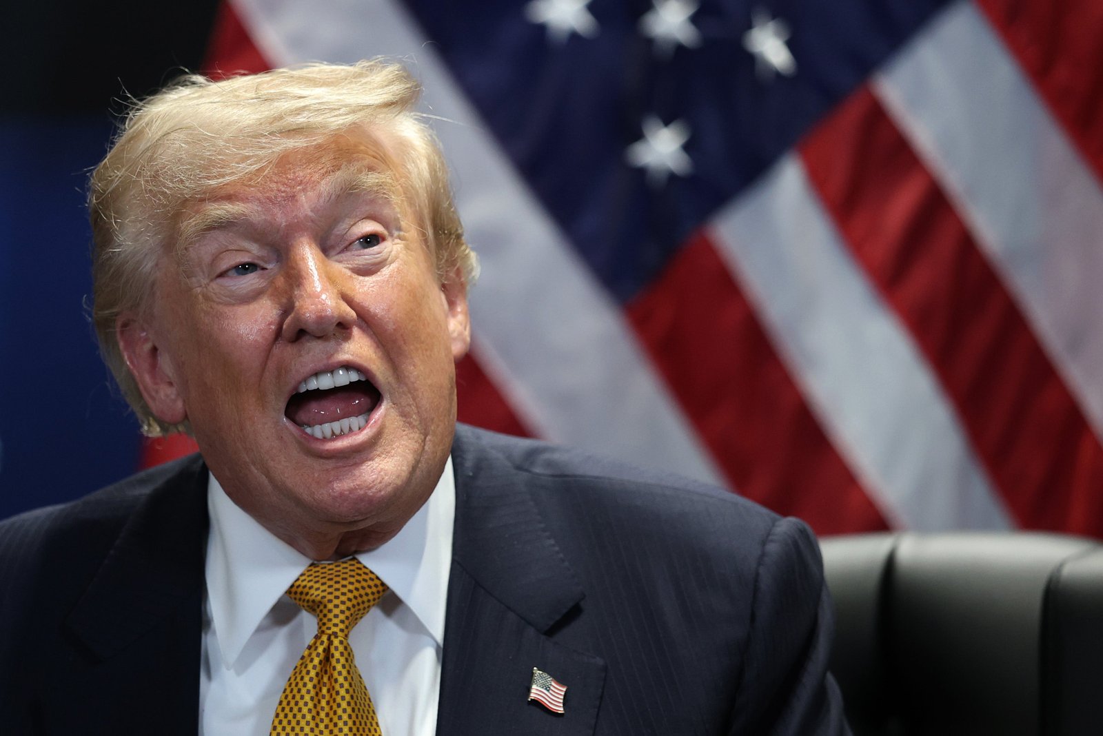 ប្រធានាធិបតី Donald Trump ជាថ្មីម្តងទៀតបានរិះគន់សៀវភៅផ្ទុះអំពីអាណត្តិទីពីររបស់គាត់ដោយអ្នកកាសែត New York Times ពីរនាក់ដោយអ្នកនិពន្ធ Maggie Haberman និង Jonathan Swan ឆ្លើយតបដោយការលើកឡើងពីការលក់ដ៏ខ្លាំងរបស់ជីវប្រវត្តិ