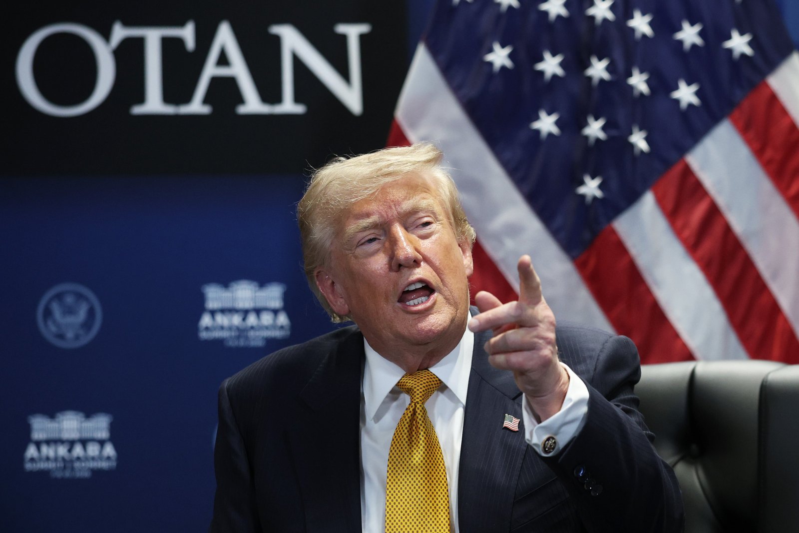 លោក Trump ក៏បានប្រកាសដែរថា ការបិទច្រកអ៊ីរ៉ង់នឹងចាប់ផ្តើមឡើងវិញ។