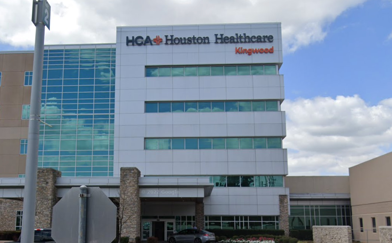 HCA Houston Healthcare Kingwood ដែលជាមន្ទីរពេទ្យក្នុងទីក្រុង Houston រដ្ឋតិចសាស់ ត្រូវបានគេចោទប្រកាន់ថាបានបំពានលើការធ្វើតេស្តមន្ទីរពិសោធន៍ ដែលនាំទៅដល់ការស្លាប់របស់គ្រូគង្វាលជាទីស្រឡាញ់ដោយសារមេរោគ E. coli ដែលធន់នឹងថ្នាំអង់ទីប៊ីយោទិច។