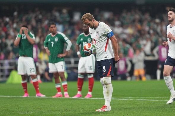 Harry Kane ត្រៀមទទួលបាល់ប៉េណាល់ទី Harry Kane ត្រៀមទទួលបាល់ប៉េណាល់ទី