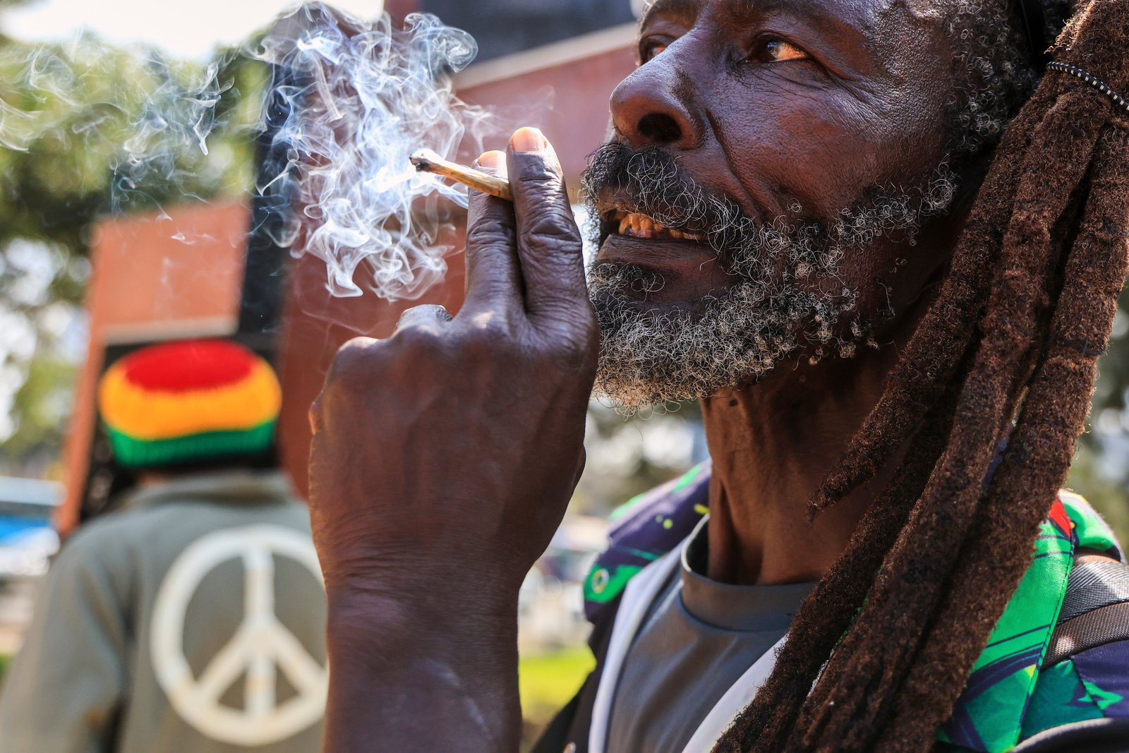 Rastafarian ជក់បារីនៅពេលពួកគេប្រមូលផ្តុំនៅខាងក្រៅតុលាការ Milimani បន្ទាប់ពីតុលាការកំពូលបានច្រានចោលករណី Rastafarian ដើម្បីធ្វើអោយកញ្ឆាស្របច្បាប់ក្នុងទីក្រុង Nairobi កាលពីថ្ងៃពុធ ទី 15 ខែកក្កដា ឆ្នាំ 2026។ (AP រូបថត/Andrew Kasuku)