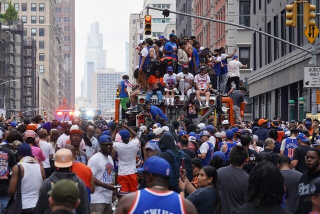 Knicks_Championship_Parade_Basketball__7428.jpg