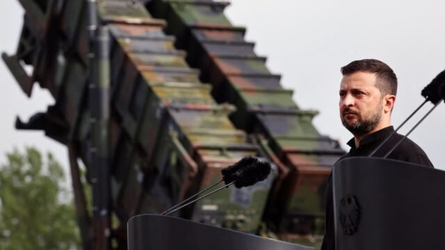Le-president-ukrainien-Volodymyr-Zelensky-apres-une-visite-sur-un-site-d-entrainement-dans-le-nord-e.jpeg