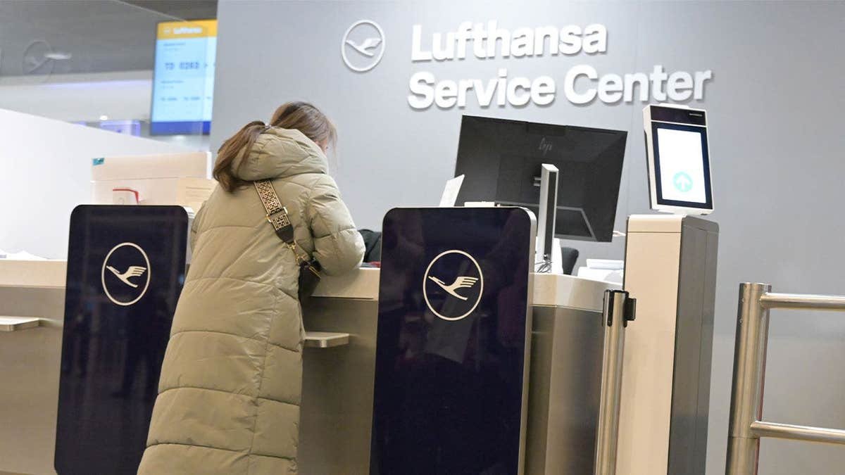 សំលៀកបំពាក់ជើងហោះហើរ Lufthansa លេខ 002