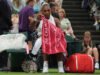 ភ្នាក់ងារនិយាយថា Serena Williams បានរងរបួសជង្គង់អំឡុងពេលប្រកួត Wimbledon ជើងទីពីរក្នុងវ័យ ៤៤ ឆ្នាំ។