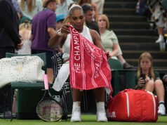 ភ្នាក់ងារនិយាយថា Serena Williams បានរងរបួសជង្គង់អំឡុងពេលប្រកួត Wimbledon ជើងទីពីរក្នុងវ័យ ៤៤ ឆ្នាំ។
