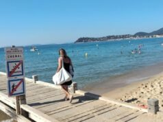 នៅលើឆ្នេរនេះនៅជិត Saint-Tropez ការវិភាគកាន់តែអាក្រក់ទៅៗបន្ទាប់ពីការហាមឃាត់ការងូតទឹកម្តងហើយម្តងទៀត