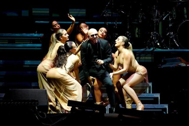 OG-10689072-1200-800-e946cdc_upload-1-uujn61mjyr1s-image-nic13q850b-jm-pitbull-concert.jpg