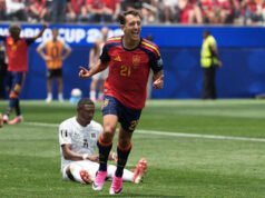 ពីរគ្រាប់របស់ Mikel Oyarzabal បានជួយឱ្យក្រុមអេស្ប៉ាញឈ្នះ 3-0 លើអូទ្រីស និងបានកៅអីទៅជុំទី 16 នៃព្រឹត្តិការណ៍ World Cup ។