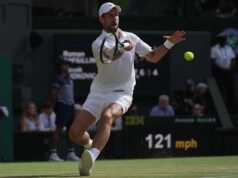 Djokovic បានបំបែកកំណត់ត្រារបស់ Federer មួយផ្សេងទៀតនៅ Wimbledon បើទោះបីជា “ដួលរលំ” នៅលើទីលានកណ្តាលក៏ដោយ។