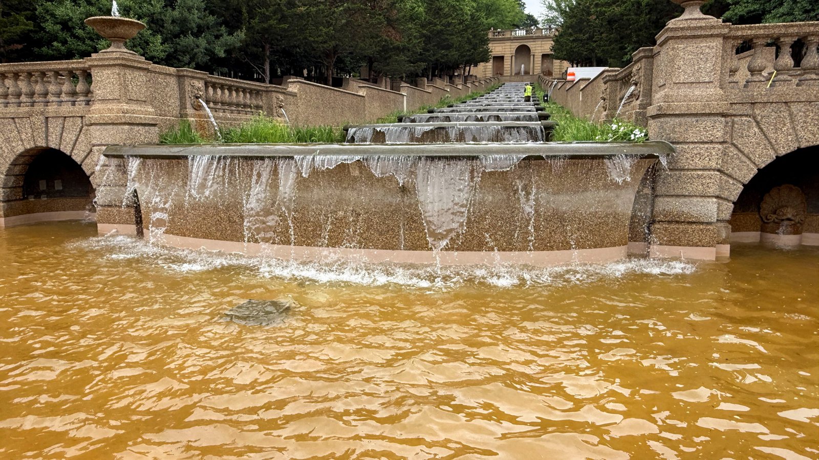 ប្រភពទឹក Cascade នៅឧទ្យាន Meridian Hill ក្នុងទីក្រុង Washington DC គឺពោរពេញដោយទឹកពណ៌ត្នោត ដែលនាយកដ្ឋានមហាផ្ទៃសន្មតថាជាដីល្បាប់ដែលបានបង្កើតឡើងក្នុងអំឡុងពេល
