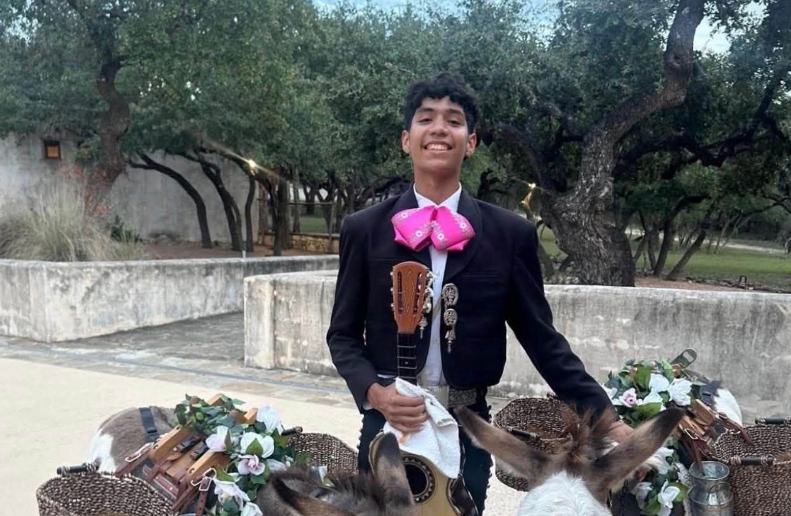 Hebert Kaleth Ibarra Castro ដែលត្រូវបានចាប់ខ្លួនដោយ ICE ខណៈពេលដែលនៅតែស្លៀកសំលៀកបំពាក់ mariachi របស់គាត់បានសម្តែង