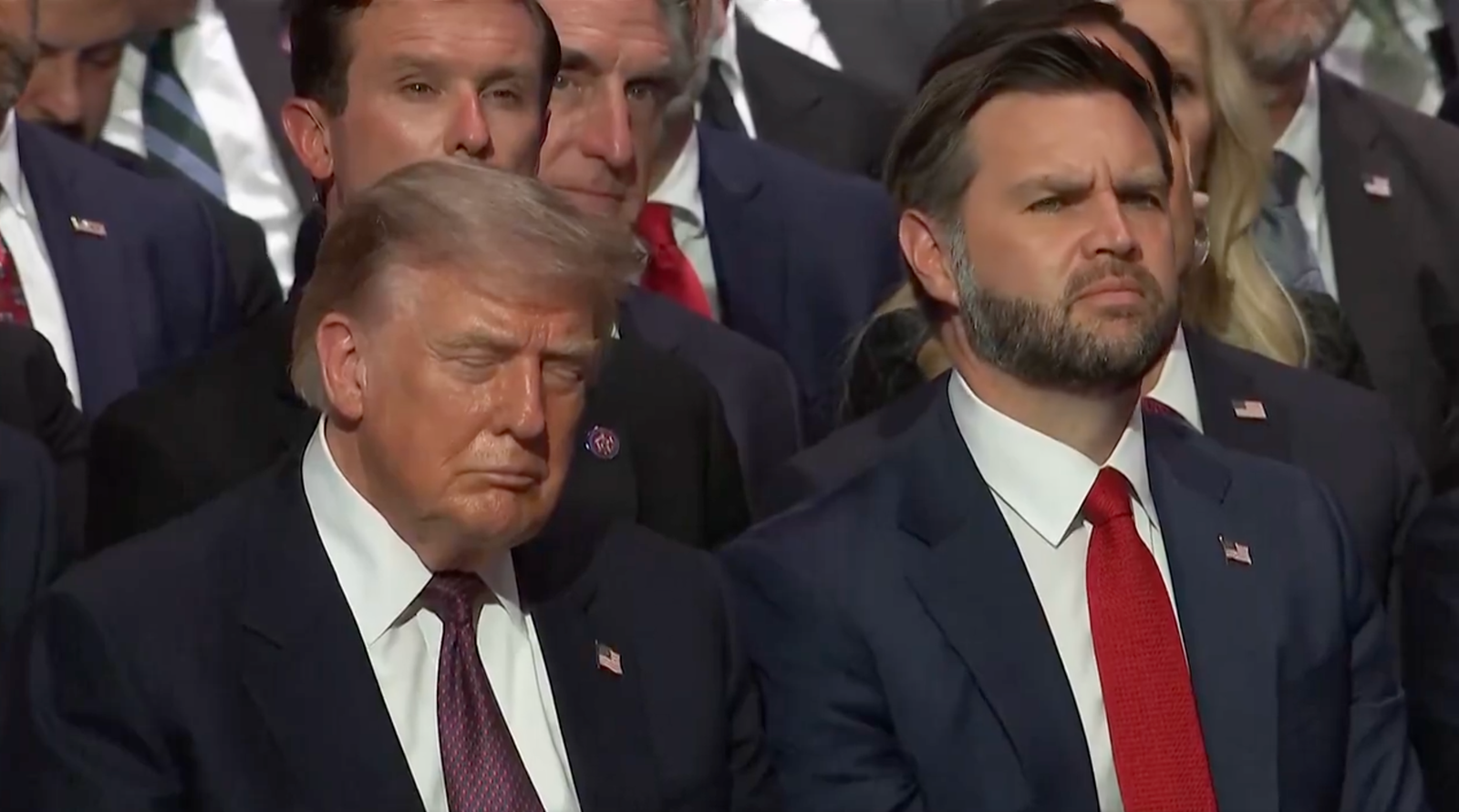 ប្រធានាធិបតី Donald Trump ហាក់ដូចជាងងុយដេកក្នុងអំឡុងពេលពិធីរំលឹកវិញ្ញាណក្ខន្ធ Lindsey Graham នៅវិហារជាតិ Washington កាលពីថ្ងៃអង្គារ។