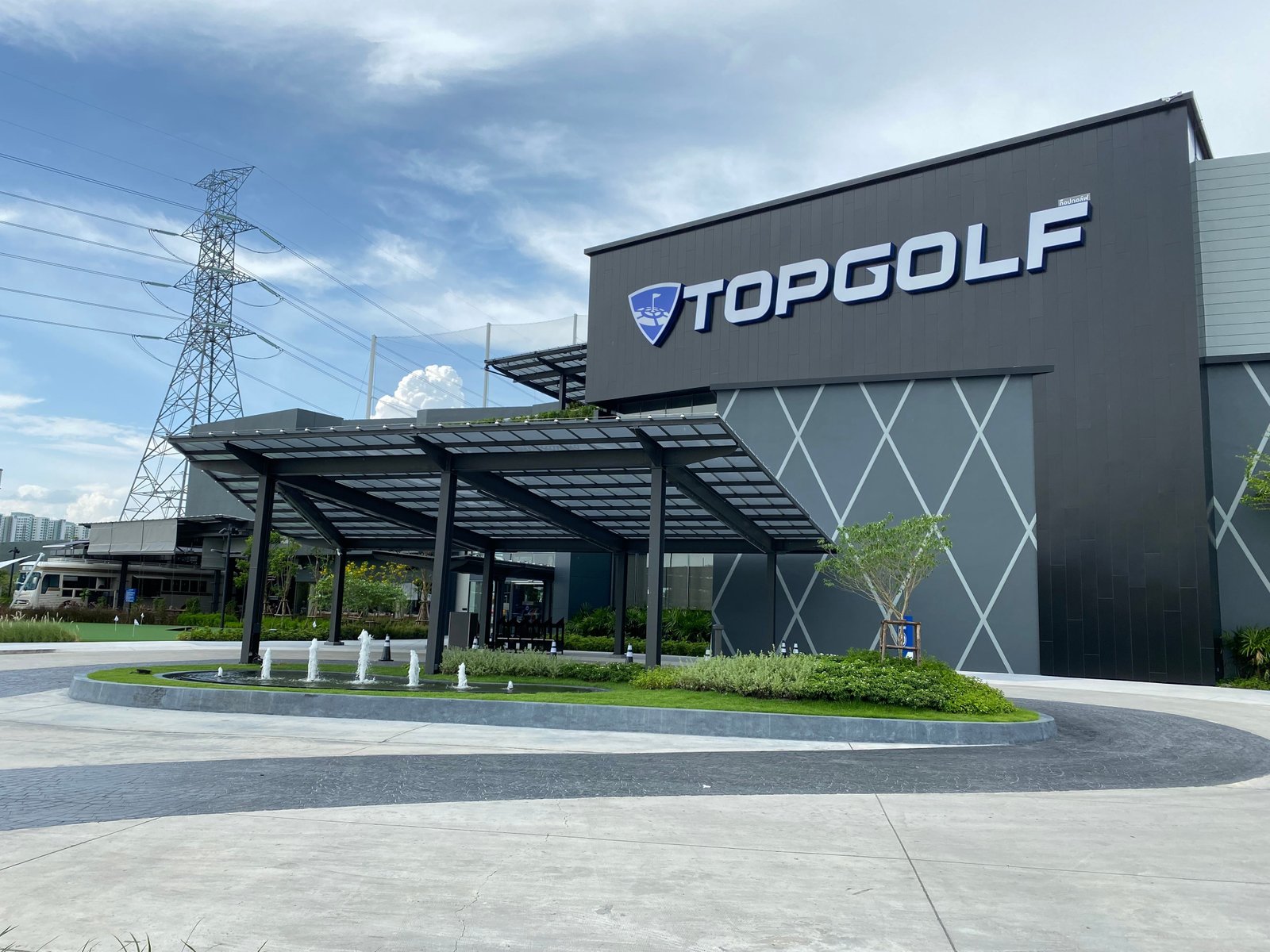 TopGolf កំពុងប្រឈមនឹងបណ្តឹងចំនួនពីរពីអតិថិជនដែលនិយាយថាពួកគេរងរបួសយ៉ាងធ្ងន់ធ្ងរដោយសារកំហុសរបស់ក្លឹបវាយកូនហ្គោលរបស់ភ្ញៀវផ្សេងទៀត។