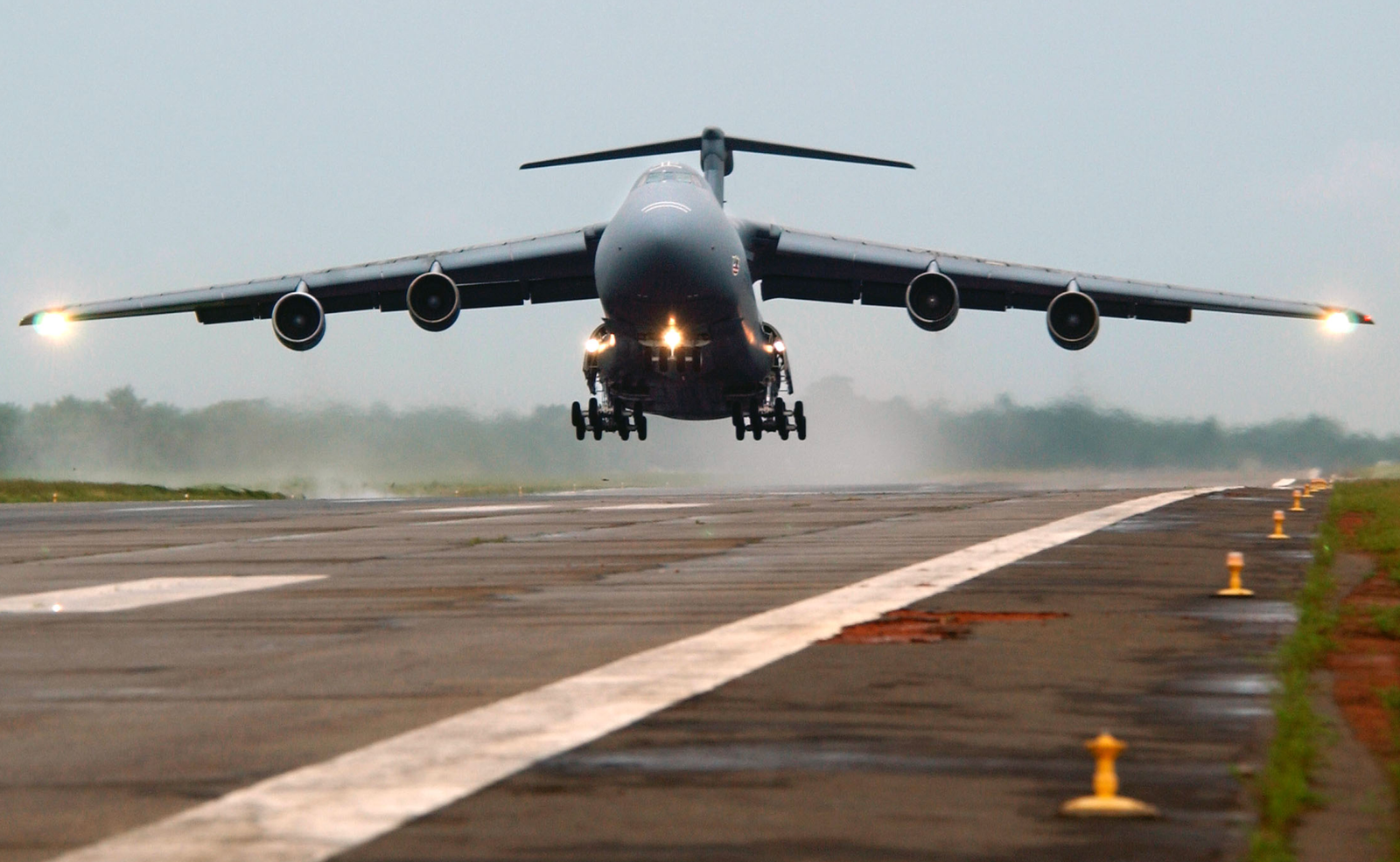 C-5M Super Galaxy ត្រូវបានបំពាក់ដោយម៉ាស៊ីនចំនួន 4 កង់ 28 និងឧបករណ៍ចុះចតចំនួន 5 ឈុត