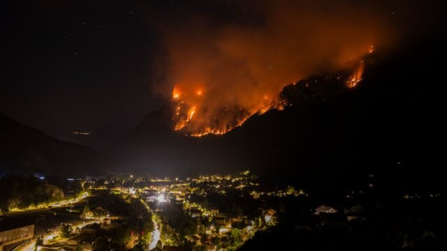 Un-feu-ravage-le-massif-de-Bois-Noir-Hautes-Alpes-dans-la-nuit-de-lundi-20-et-mardi-21-juillet-23233.jpeg